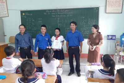 Tỉnh Đoàn Đắk Lắk trao giải xuất sắc trong cuộc thi  “Nét chữ từ trái tim” cho em Nguyễn Phương Uyên lớp 5A